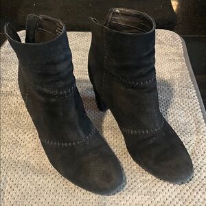 Elegant Black Suede Ankle Boots by Aerosoles size 7.5